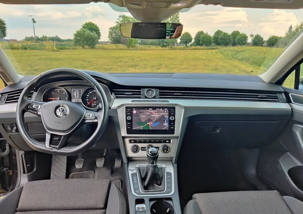 Volkswagen Passat cena 64900 przebieg: 77000, rok produkcji 2018 z Rawicz małe 631